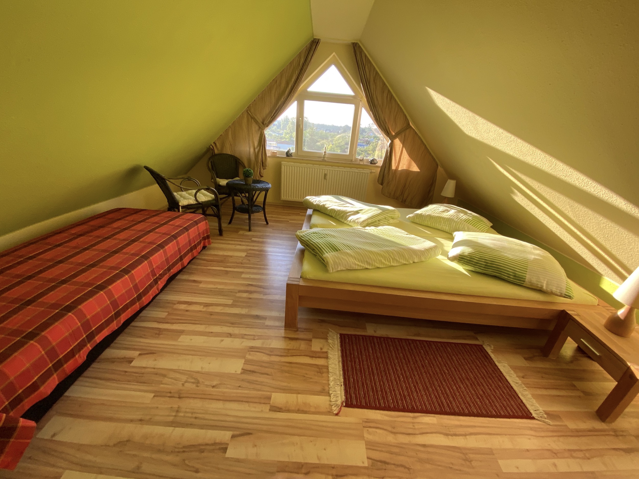 oberes Schlafzimmer (DG) mit Doppelbett und Zusatzbett