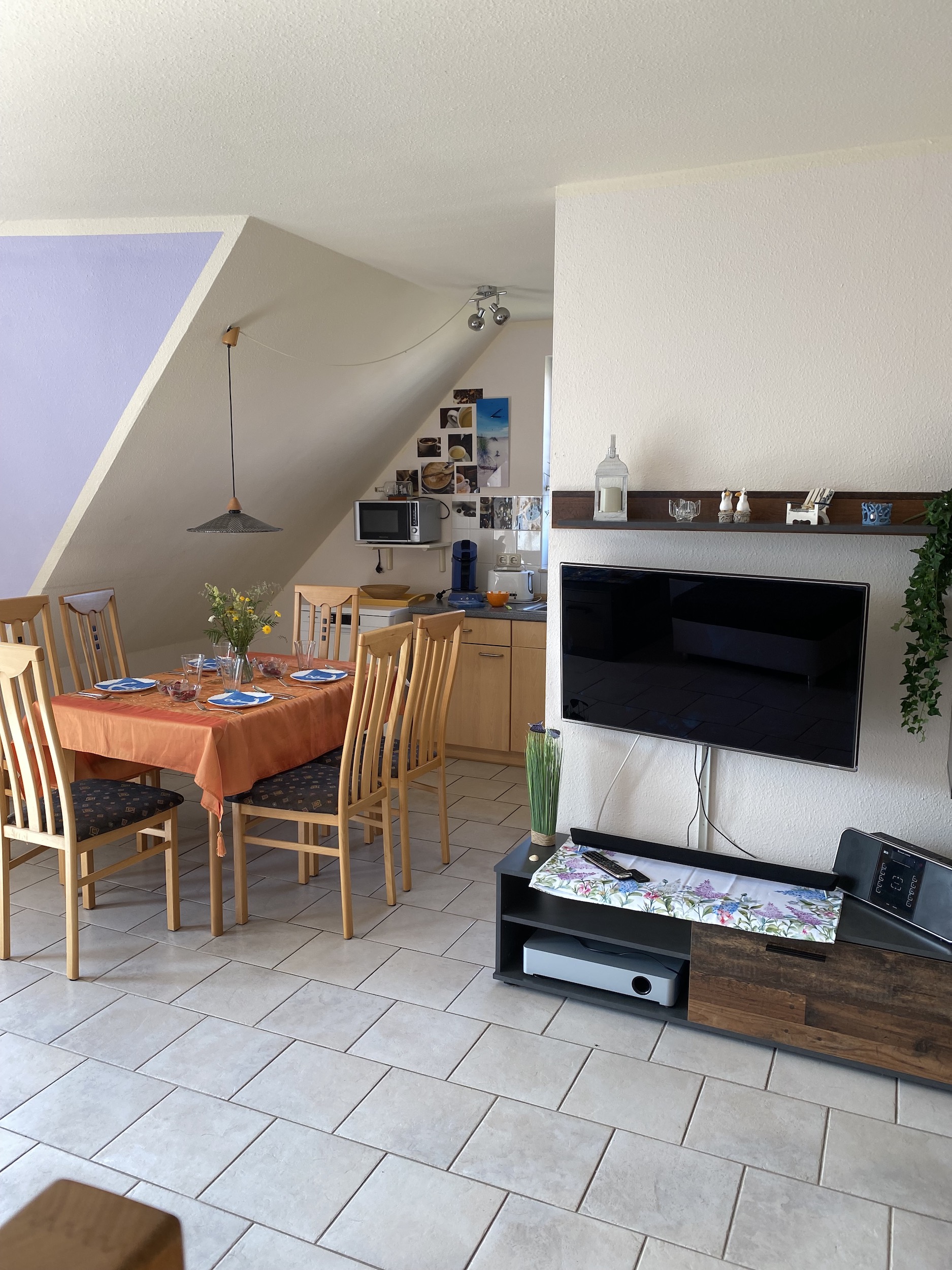Wohnbereich TV - Blick in die Küche